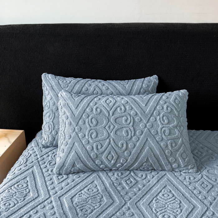 91家纺网 家纺一手货源 找家纺 米瑞娜 2025新款塔芙绒床裙三件套雕花绒蕾丝跨境单床裙外贸现货尺寸齐全 欧式床裙-蓝灰