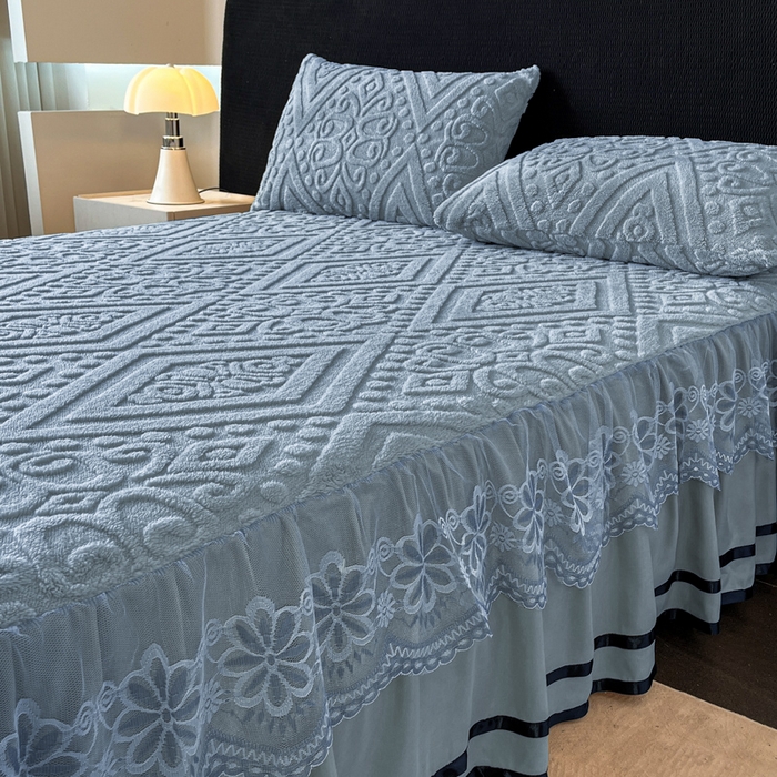 91家纺网 家纺一手货源 找家纺 米瑞娜 2025新款塔芙绒床裙三件套雕花绒蕾丝跨境单床裙外贸现货尺寸齐全 欧式床裙-蓝灰