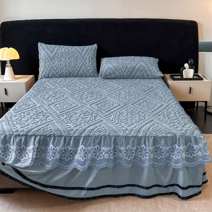 91家纺网 家纺一手货源 找家纺 米瑞娜 2025新款塔芙绒床裙三件套雕花绒蕾丝跨境单床裙外贸现货尺寸齐全 欧式床裙-蓝灰