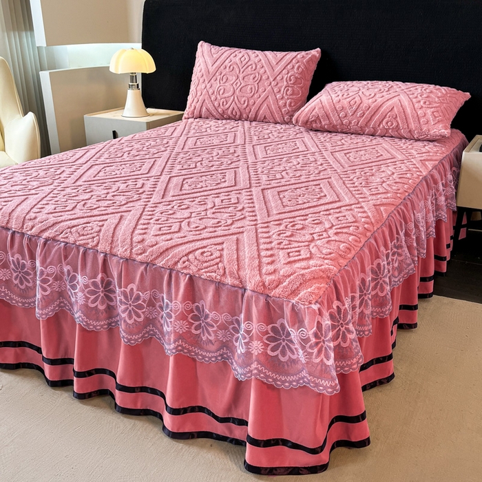 91家纺网 家纺一手货源 找家纺 米瑞娜 2025新款塔芙绒床裙三件套雕花绒蕾丝跨境单床裙外贸现货尺寸齐全 欧式床裙-玫红