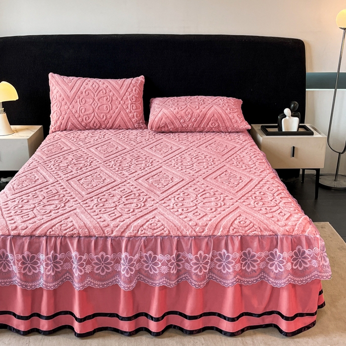 91家纺网 家纺一手货源 找家纺 米瑞娜 2025新款塔芙绒床裙三件套雕花绒蕾丝跨境单床裙外贸现货尺寸齐全 欧式床裙-玫红