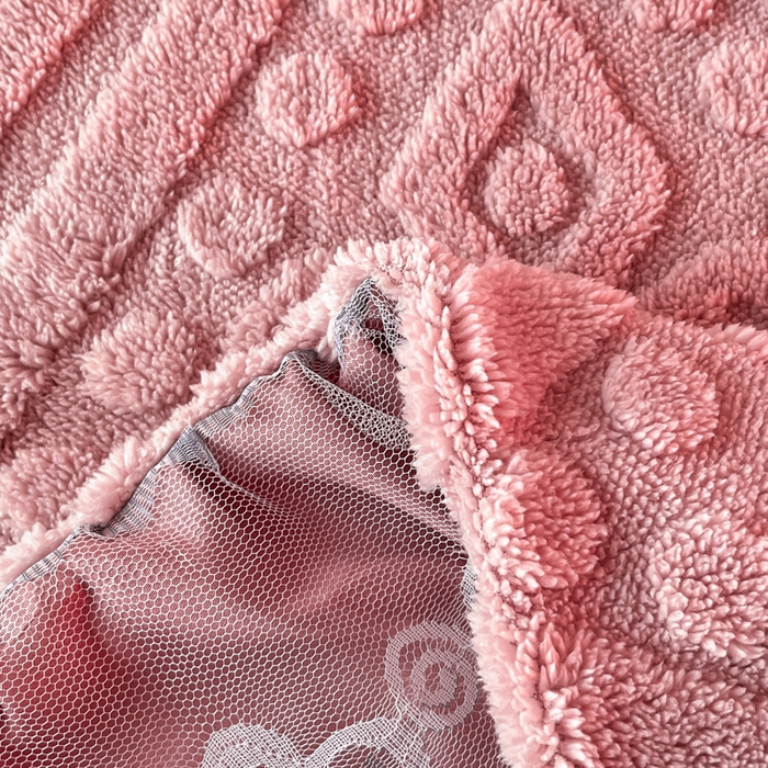 91家纺网 家纺一手货源 找家纺 米瑞娜 2025新款塔芙绒床裙三件套雕花绒蕾丝跨境单床裙外贸现货尺寸齐全 欧式床裙-玫红