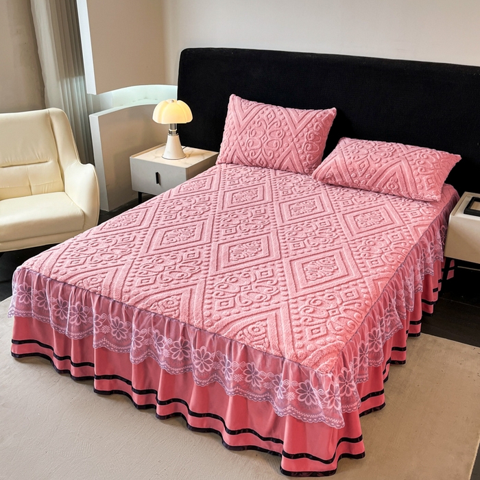 91家纺网 家纺一手货源 找家纺 米瑞娜 2025新款塔芙绒床裙三件套雕花绒蕾丝跨境单床裙外贸现货尺寸齐全 欧式床裙-玫红