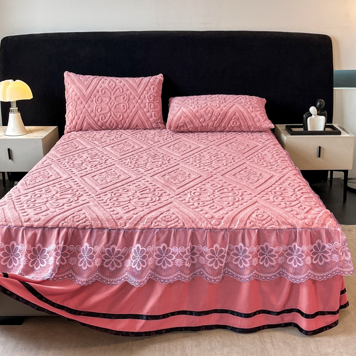 91家纺网 家纺一手货源 找家纺 米瑞娜 2025新款塔芙绒床裙三件套雕花绒蕾丝跨境单床裙外贸现货尺寸齐全 欧式床裙-玫红