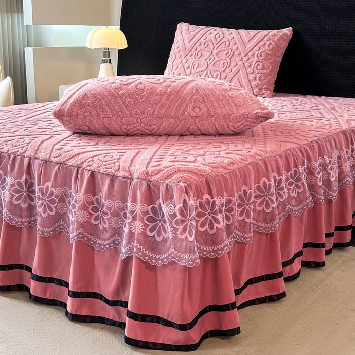 91家纺网 家纺一手货源 找家纺 米瑞娜 2025新款塔芙绒床裙三件套雕花绒蕾丝跨境单床裙外贸现货尺寸齐全 欧式床裙-玫红