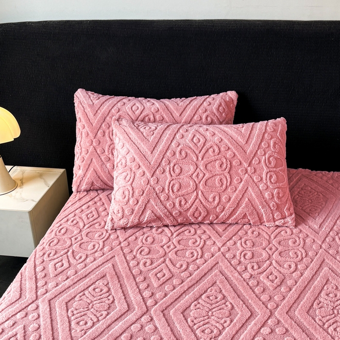 91家纺网 家纺一手货源 找家纺 米瑞娜 2025新款塔芙绒床裙三件套雕花绒蕾丝跨境单床裙外贸现货尺寸齐全 欧式床裙-玫红