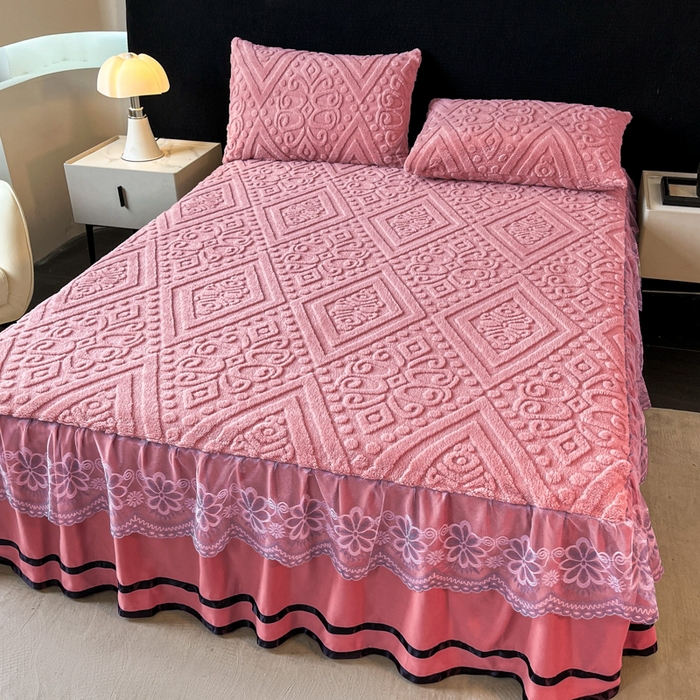 91家纺网 家纺一手货源 找家纺 米瑞娜 2025新款塔芙绒床裙三件套雕花绒蕾丝跨境单床裙外贸现货尺寸齐全 欧式床裙-玫红