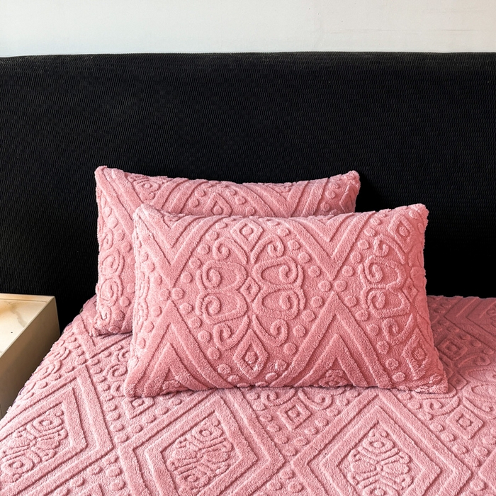 91家纺网 家纺一手货源 找家纺 米瑞娜 2025新款塔芙绒床裙三件套雕花绒蕾丝跨境单床裙外贸现货尺寸齐全 欧式床裙-玫红