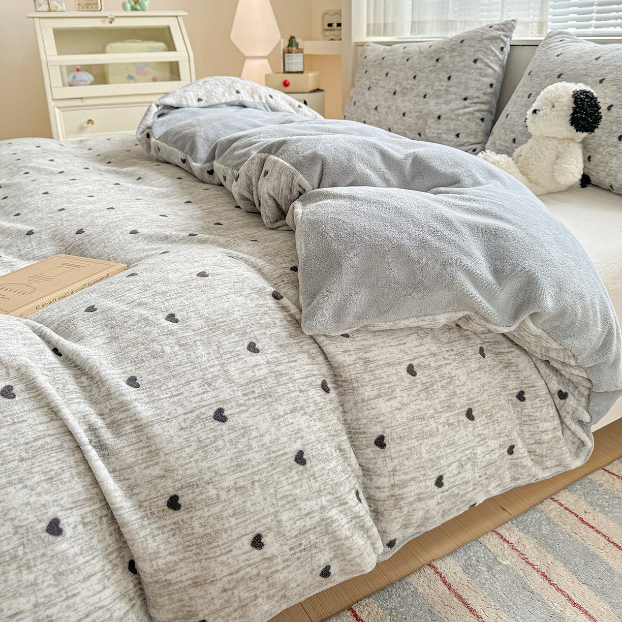 91家纺网 家纺一手货源 找家纺 名品家纺 2026新款保暖牛奶绒单被套 爱心灰