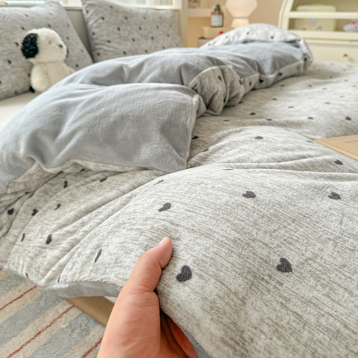 91家纺网 家纺一手货源 找家纺 名品家纺 2026新款保暖牛奶绒单被套 爱心灰