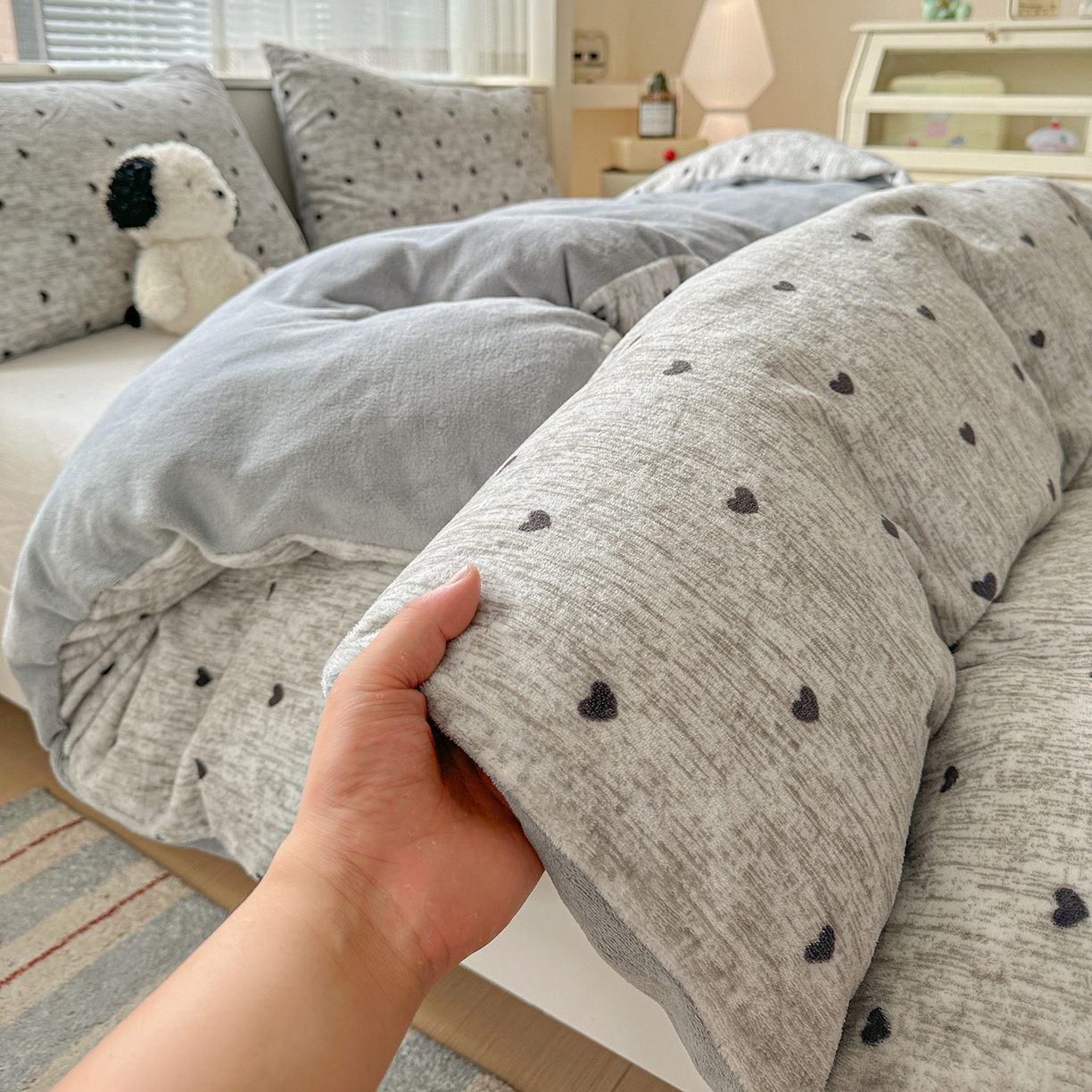 91家纺网 家纺一手货源 找家纺 名品家纺 2026新款保暖牛奶绒单被套 爱心灰