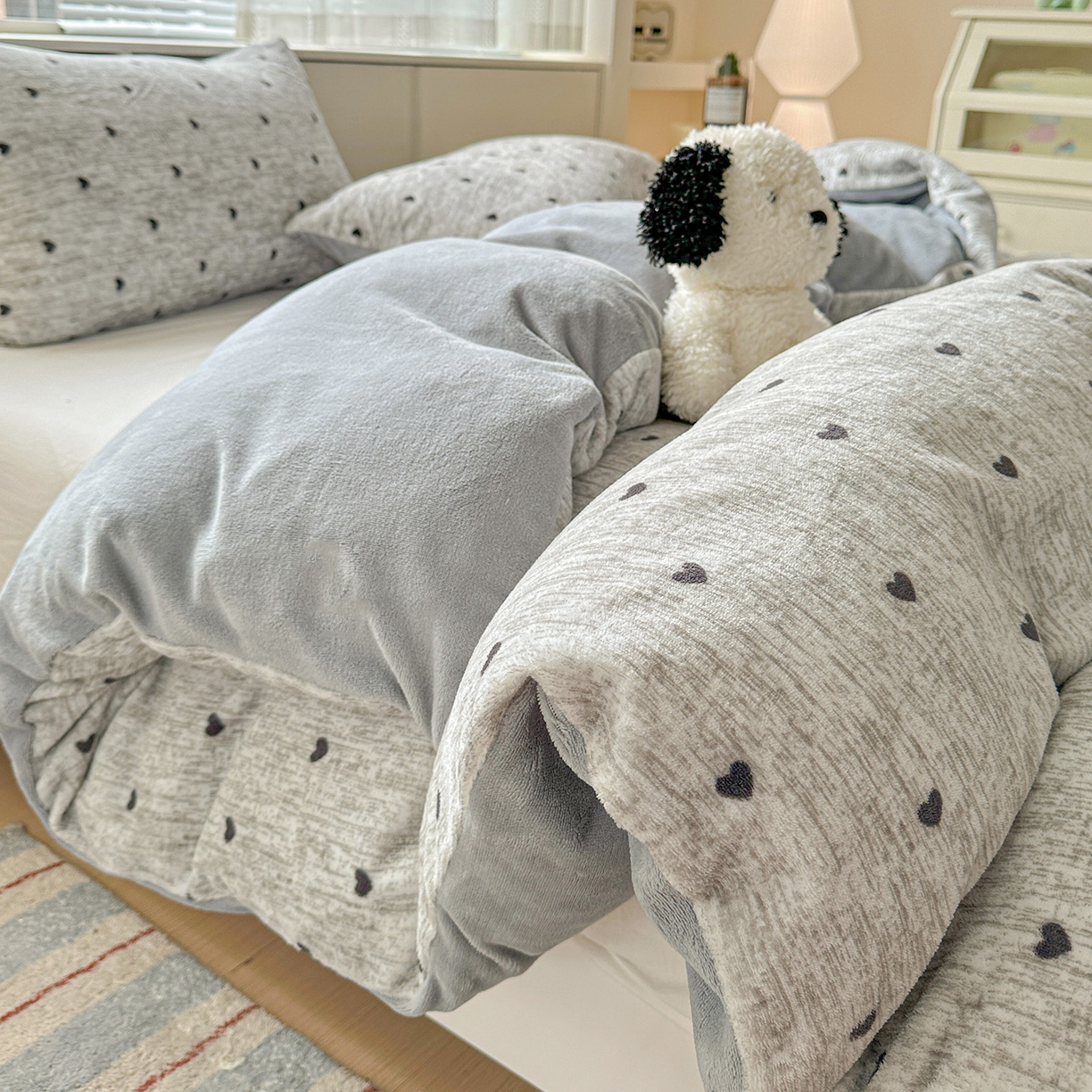 91家纺网 家纺一手货源 找家纺 名品家纺 2026新款保暖牛奶绒单被套 爱心灰