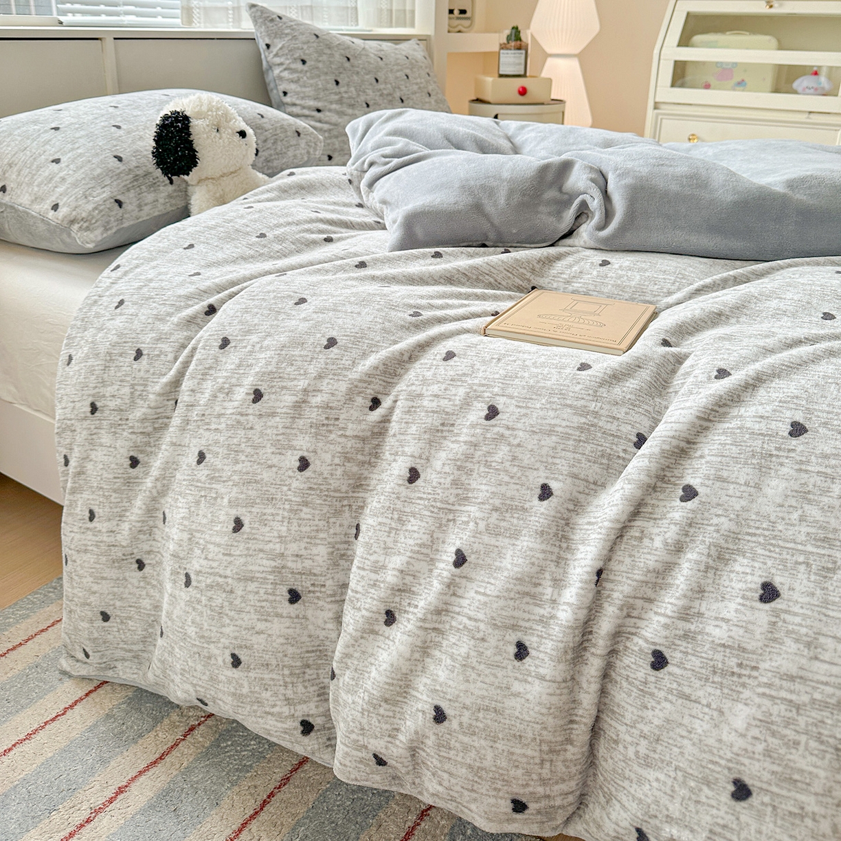 91家纺网 家纺一手货源 找家纺 名品家纺 2026新款保暖牛奶绒单被套 爱心灰