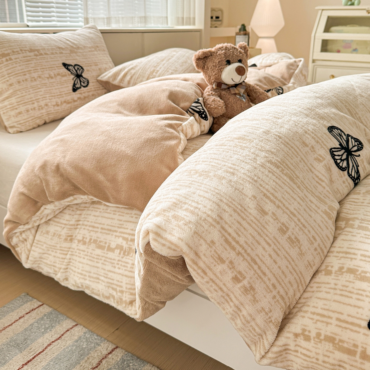 91家纺网 家纺一手货源 找家纺 名品家纺 2025新款保暖牛奶绒单被套 法式蝴蝶