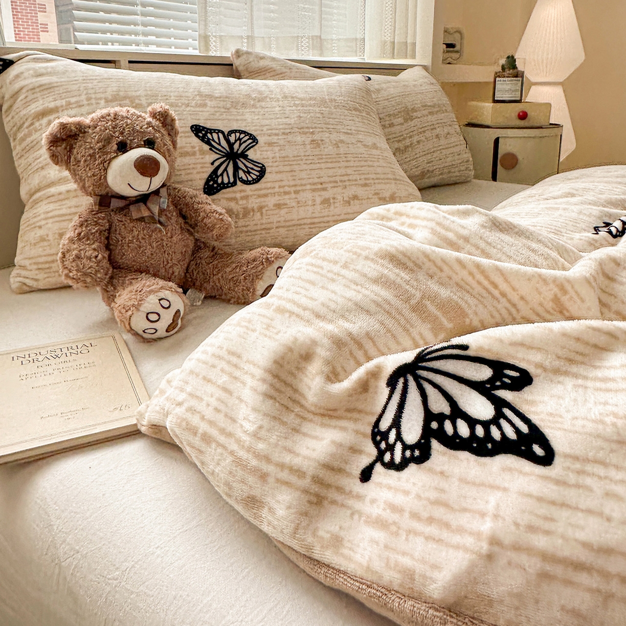 91家纺网 家纺一手货源 找家纺 名品家纺 2025新款保暖牛奶绒单被套 法式蝴蝶