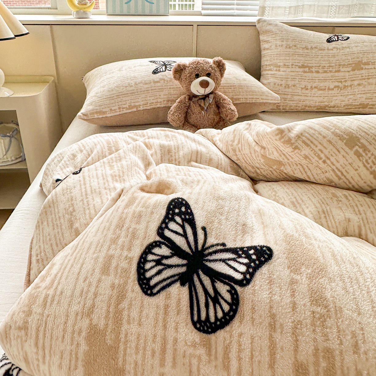 91家纺网 家纺一手货源 找家纺 名品家纺 2025新款保暖牛奶绒单被套 法式蝴蝶