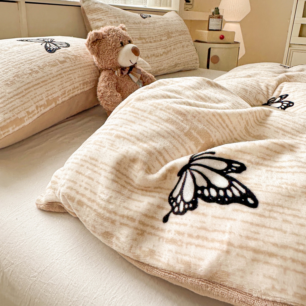 91家纺网 家纺一手货源 找家纺 名品家纺 2025新款保暖牛奶绒单被套 法式蝴蝶