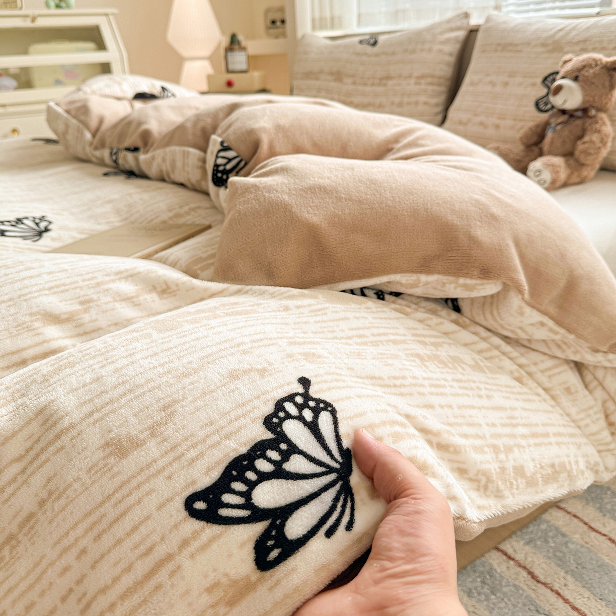 91家纺网 家纺一手货源 找家纺 名品家纺 2025新款保暖牛奶绒单被套 法式蝴蝶