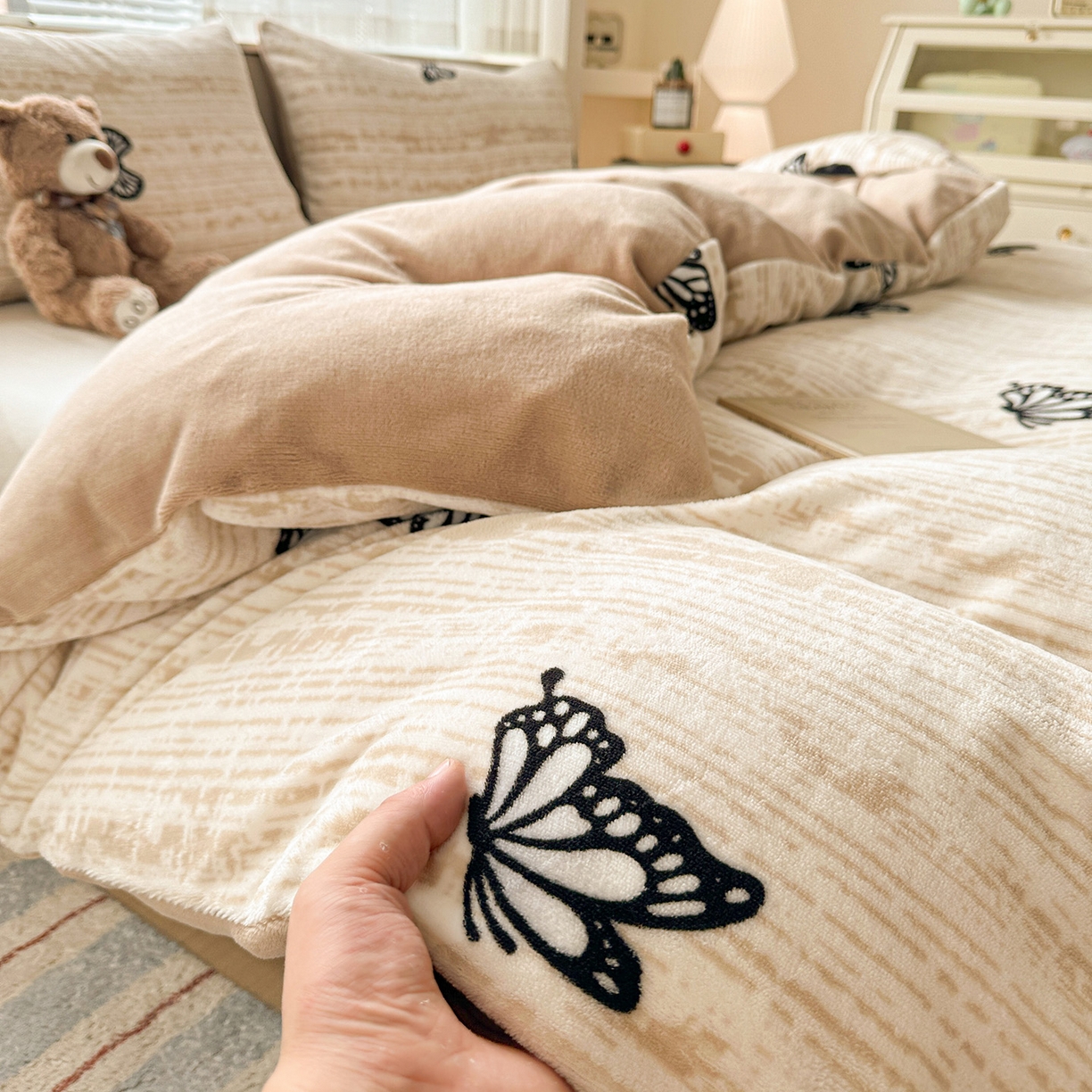 91家纺网 家纺一手货源 找家纺 名品家纺 2025新款保暖牛奶绒单被套 法式蝴蝶