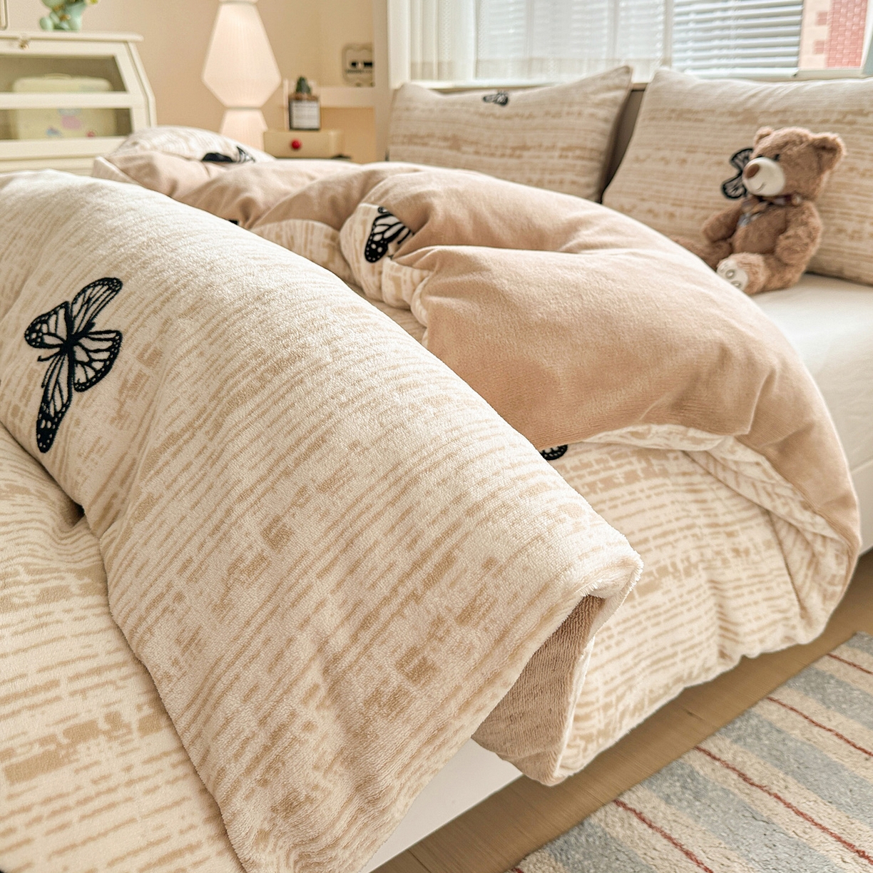 91家纺网 家纺一手货源 找家纺 名品家纺 2025新款保暖牛奶绒单被套 法式蝴蝶