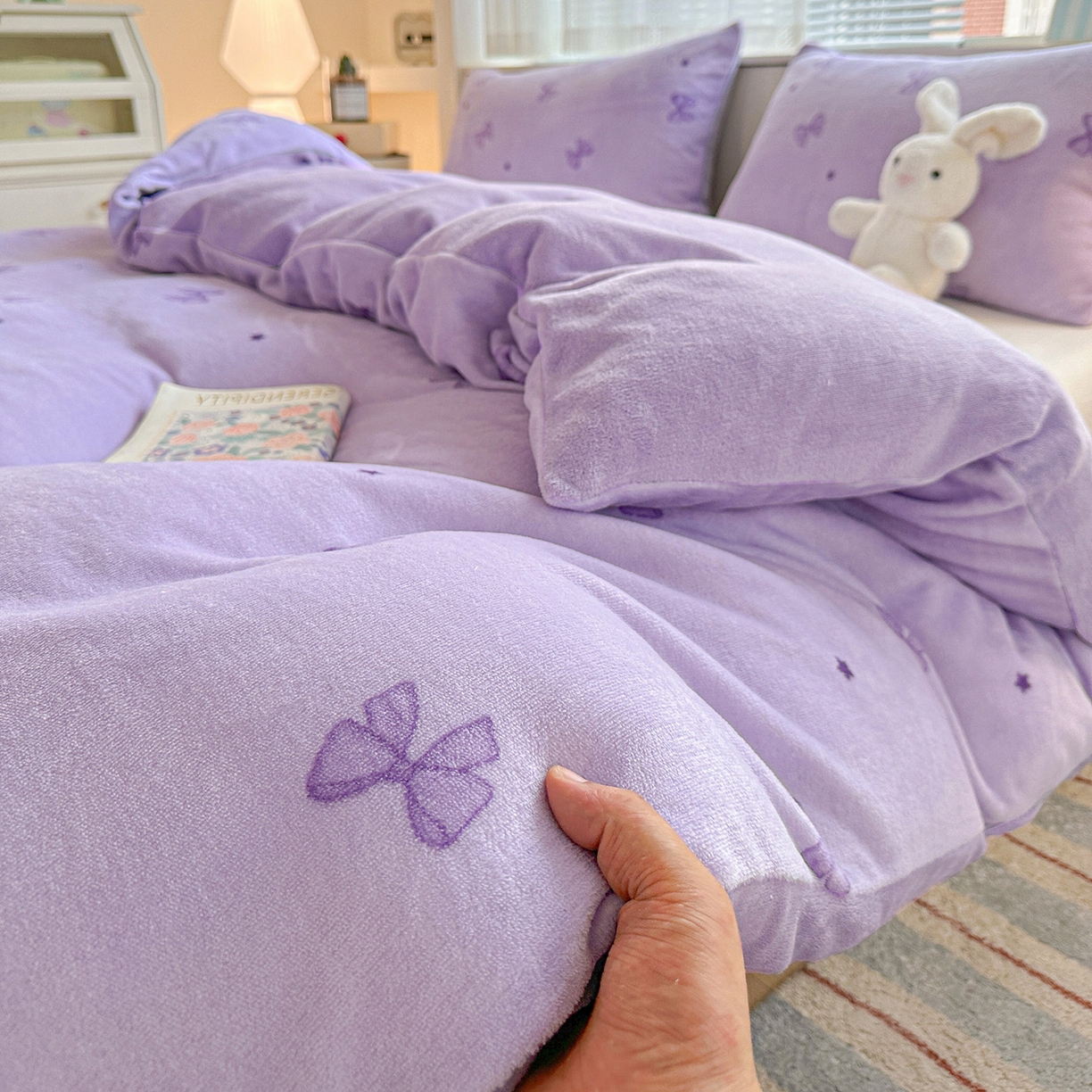 91家纺网 家纺一手货源 找家纺 名品家纺 2025新款保暖牛奶绒单被套 蝴蝶结紫