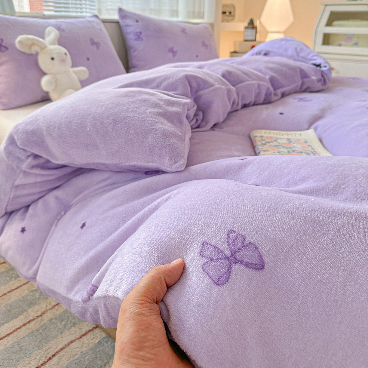 91家纺网 家纺一手货源 找家纺 名品家纺 2025新款保暖牛奶绒单被套 蝴蝶结紫