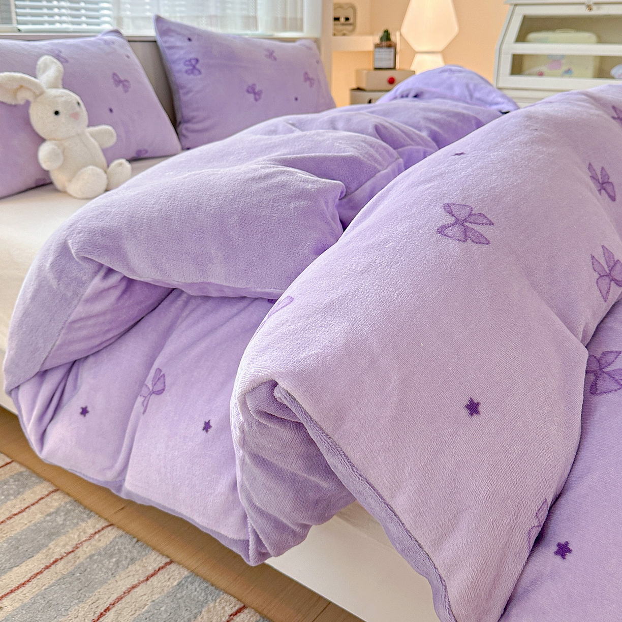 91家纺网 家纺一手货源 找家纺 名品家纺 2025新款保暖牛奶绒单被套 蝴蝶结紫