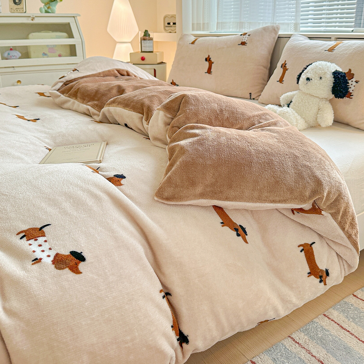 91家纺网 家纺一手货源 找家纺 名品家纺 2025新款保暖牛奶绒单被套 经典腊肠狗