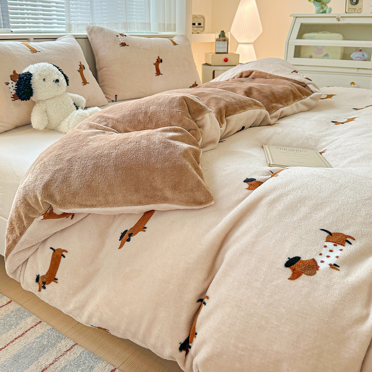 91家纺网 家纺一手货源 找家纺 名品家纺 2025新款保暖牛奶绒单被套 经典腊肠狗