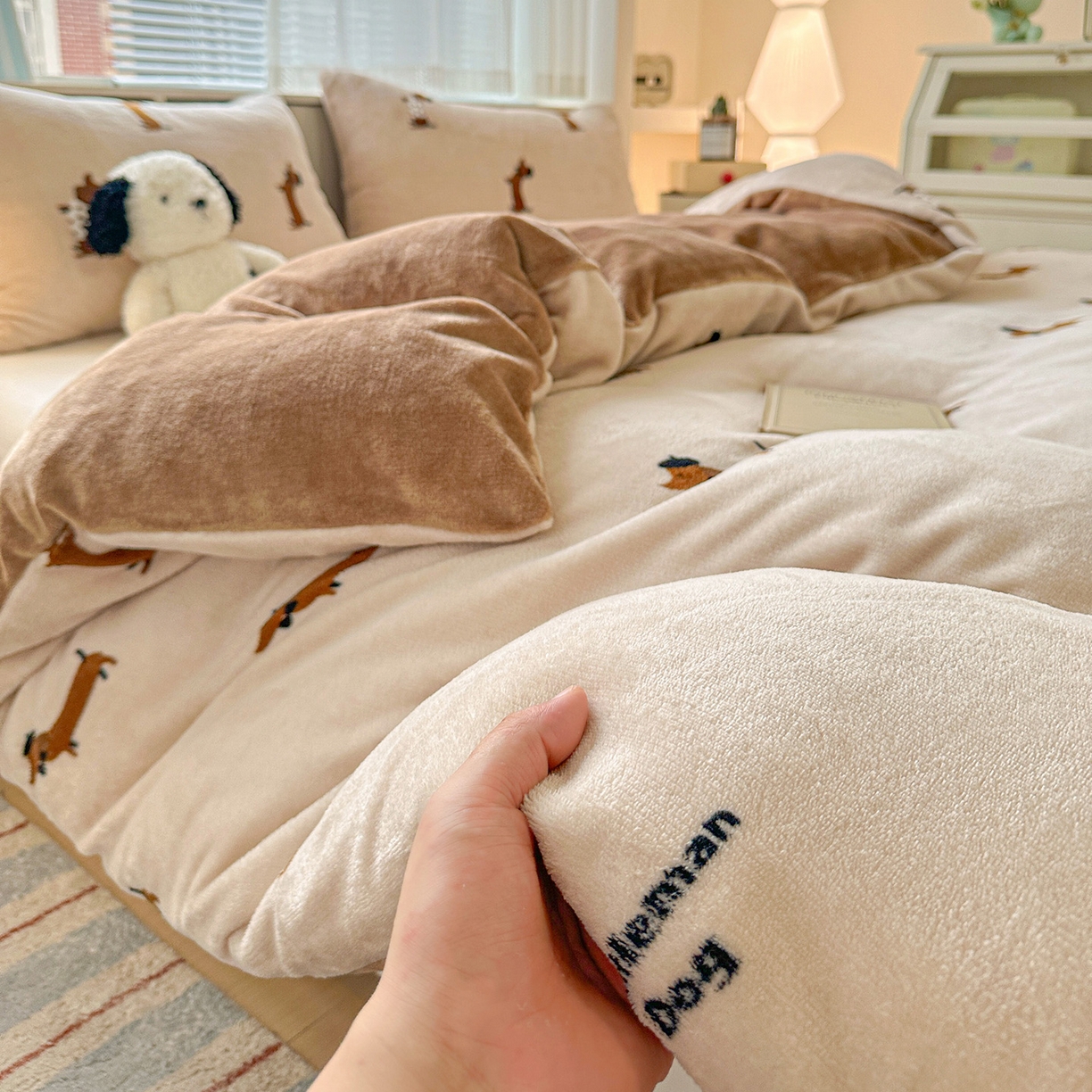 91家纺网 家纺一手货源 找家纺 名品家纺 2025新款保暖牛奶绒单被套 经典腊肠狗