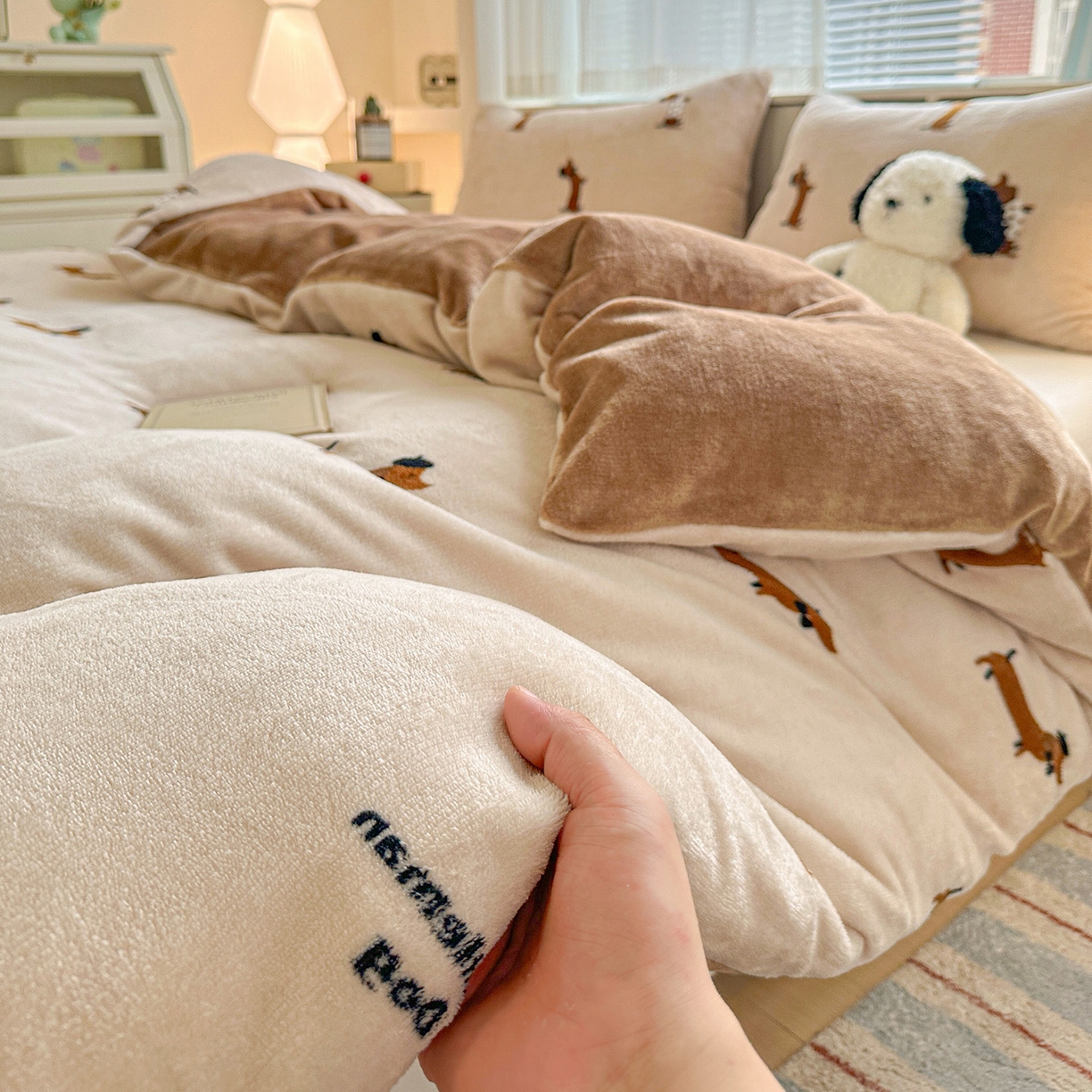 91家纺网 家纺一手货源 找家纺 名品家纺 2025新款保暖牛奶绒单被套 经典腊肠狗