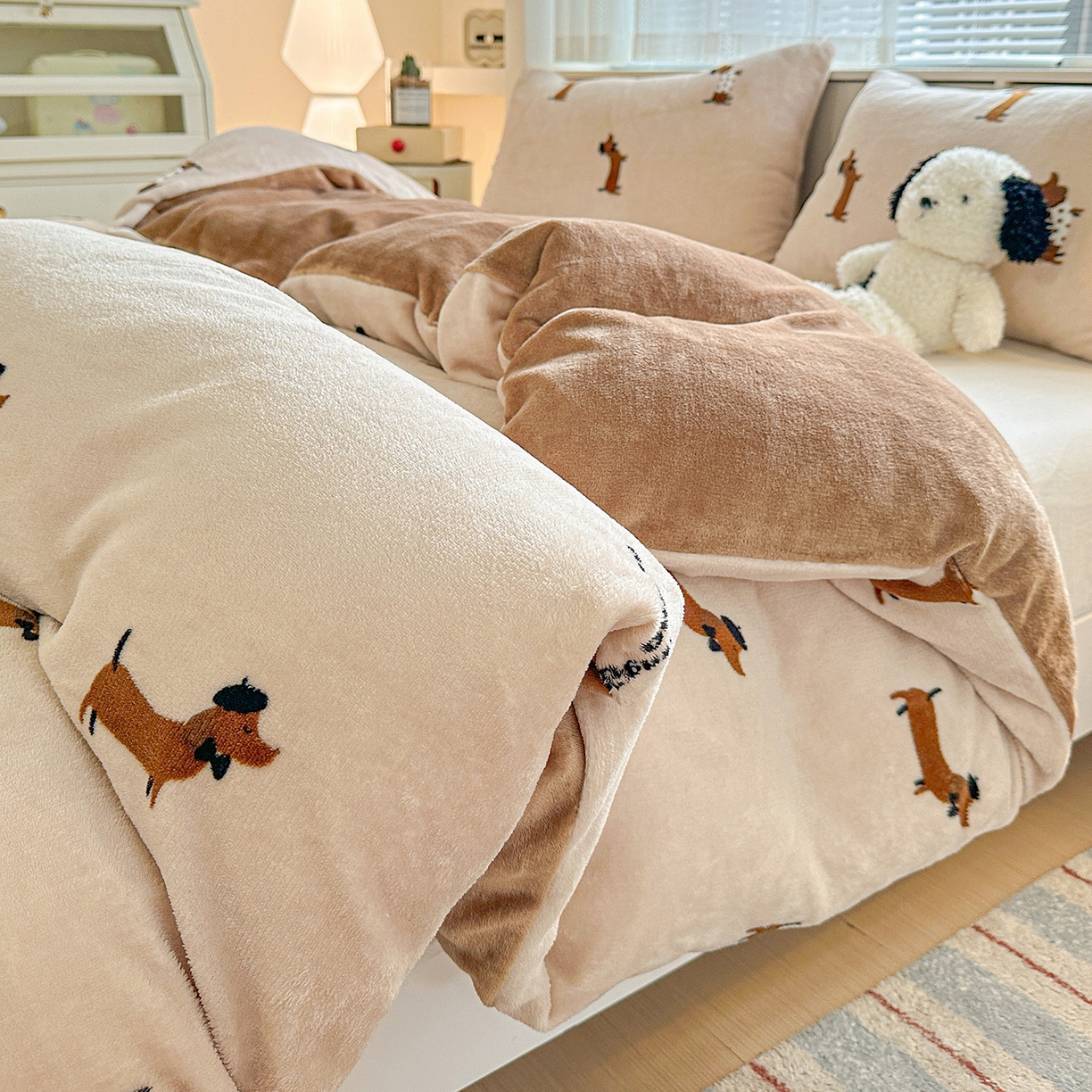 91家纺网 家纺一手货源 找家纺 名品家纺 2025新款保暖牛奶绒单被套 经典腊肠狗