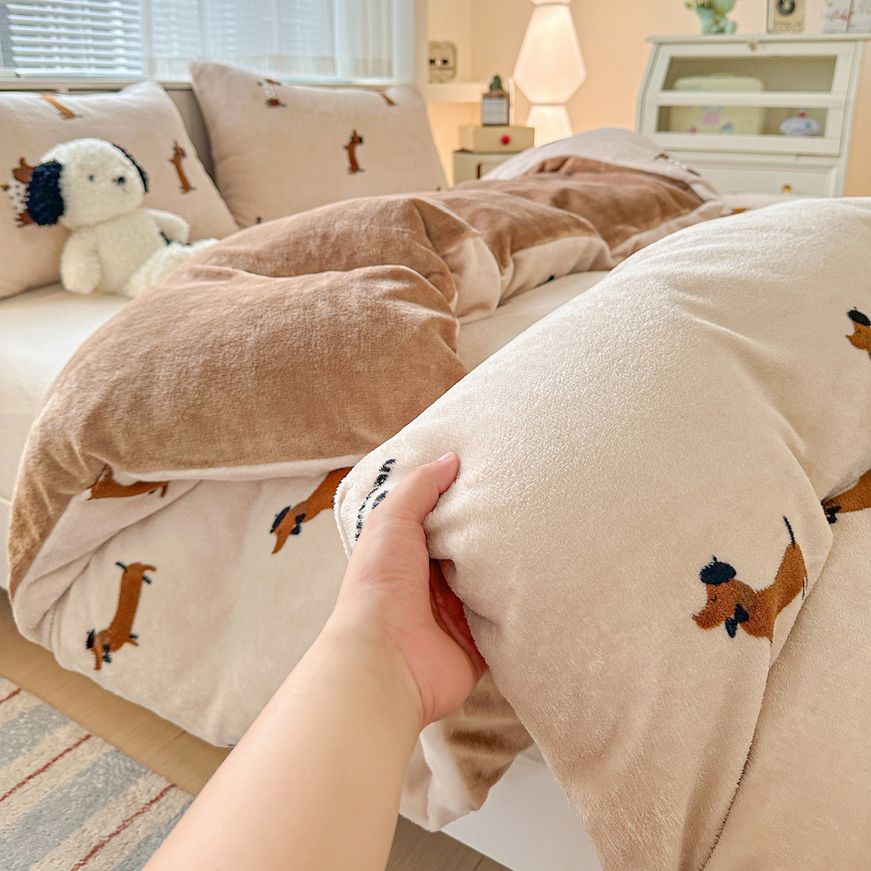 91家纺网 家纺一手货源 找家纺 名品家纺 2025新款保暖牛奶绒单被套 经典腊肠狗