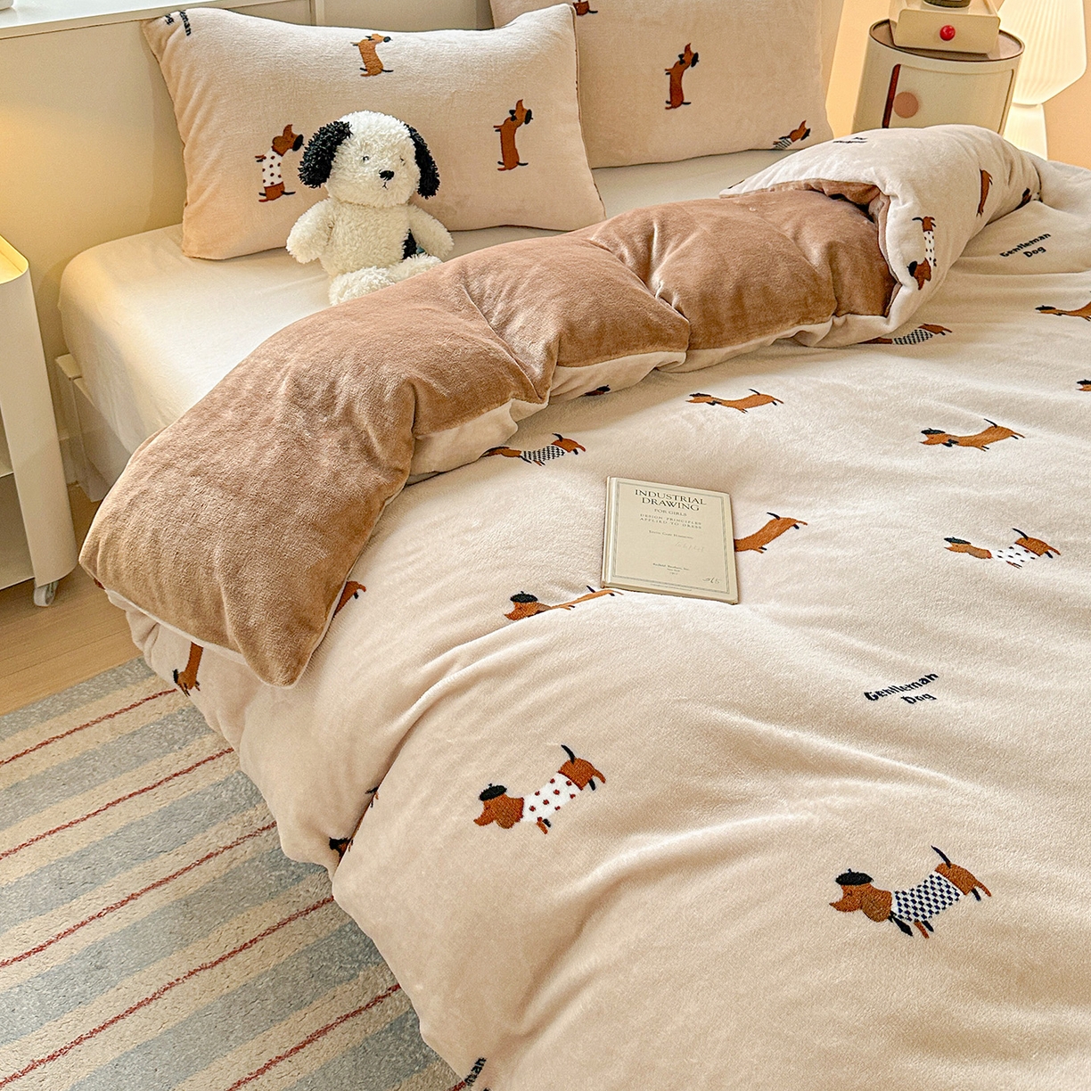 91家纺网 家纺一手货源 找家纺 名品家纺 2025新款保暖牛奶绒单被套 经典腊肠狗