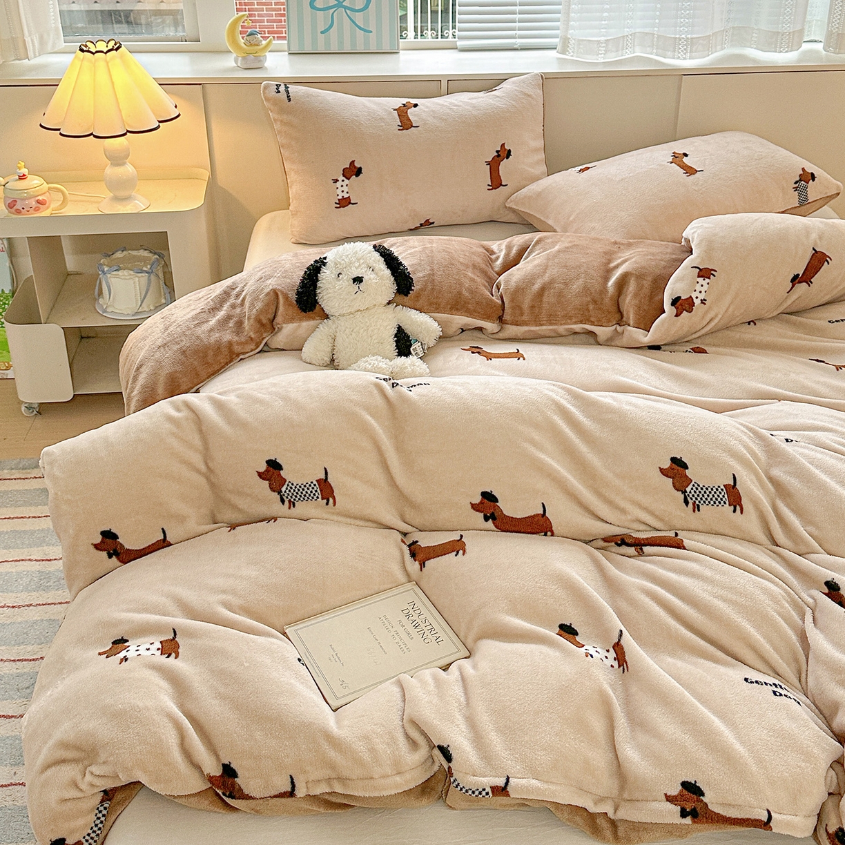 91家纺网 家纺一手货源 找家纺 名品家纺 2025新款保暖牛奶绒单被套 经典腊肠狗