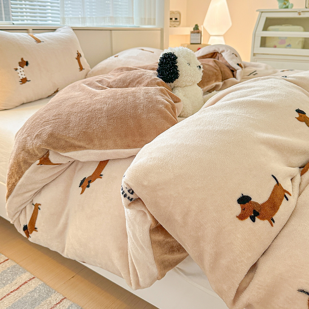 91家纺网 家纺一手货源 找家纺 名品家纺 2025新款保暖牛奶绒单被套 经典腊肠狗