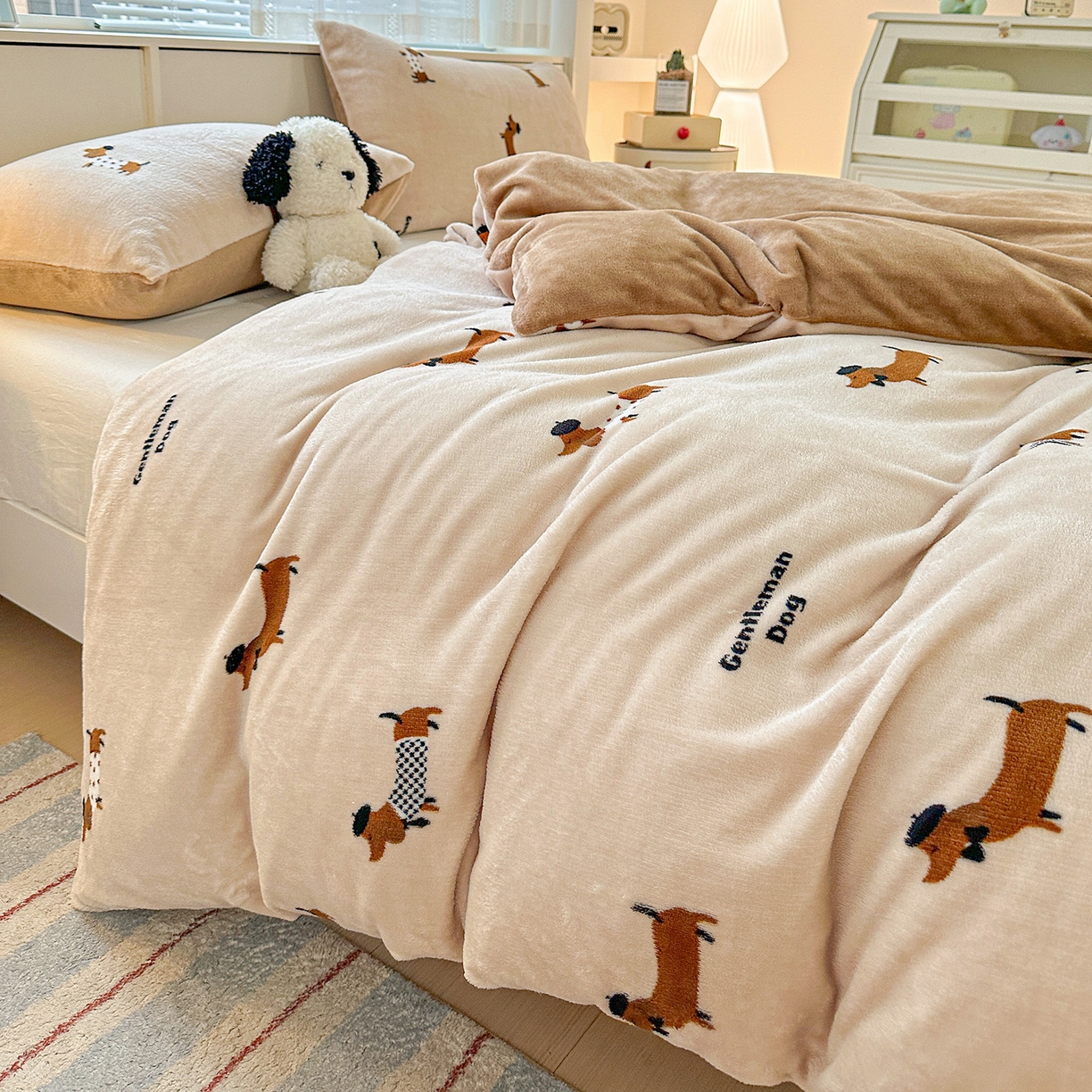 91家纺网 家纺一手货源 找家纺 名品家纺 2025新款保暖牛奶绒单被套 经典腊肠狗