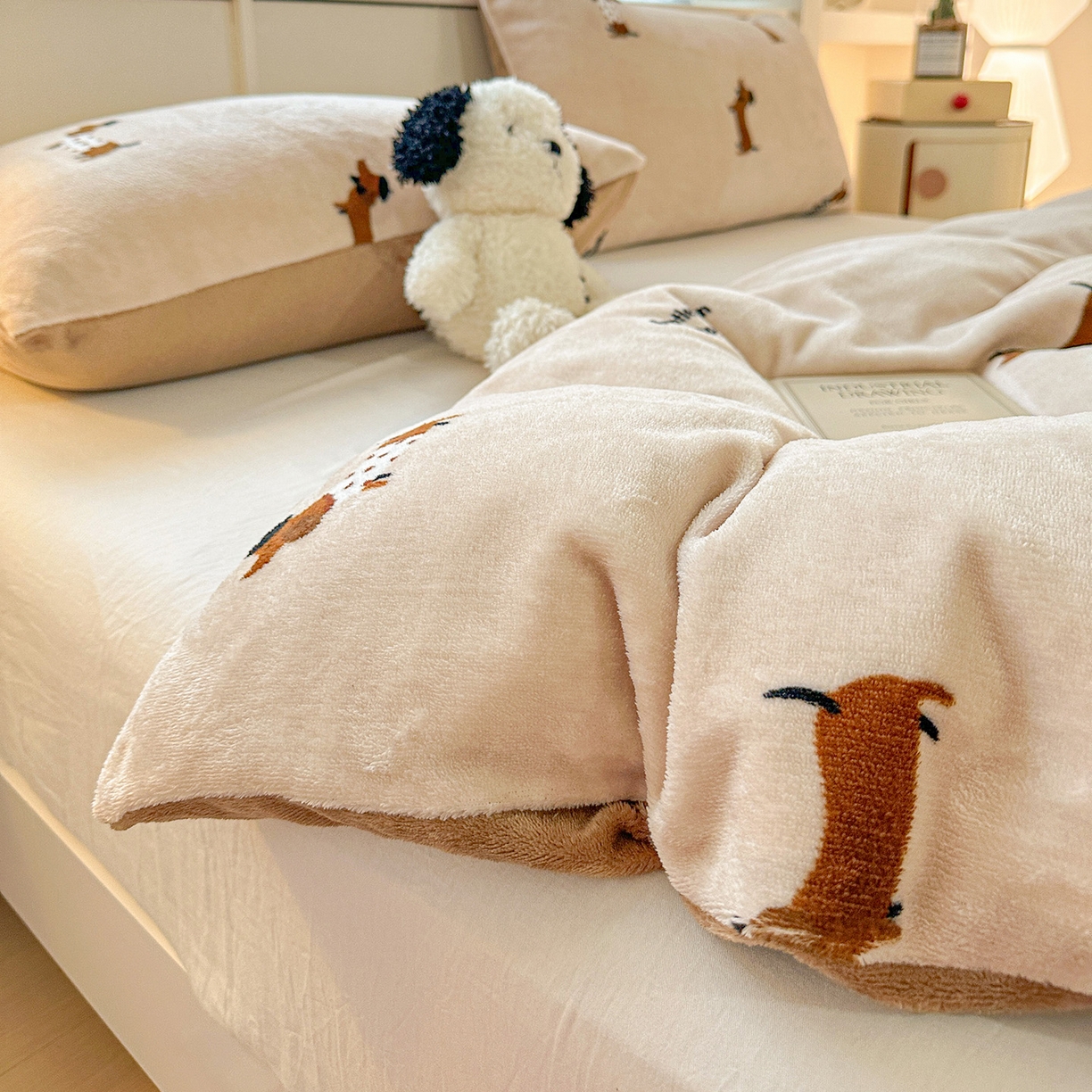 91家纺网 家纺一手货源 找家纺 名品家纺 2025新款保暖牛奶绒单被套 经典腊肠狗