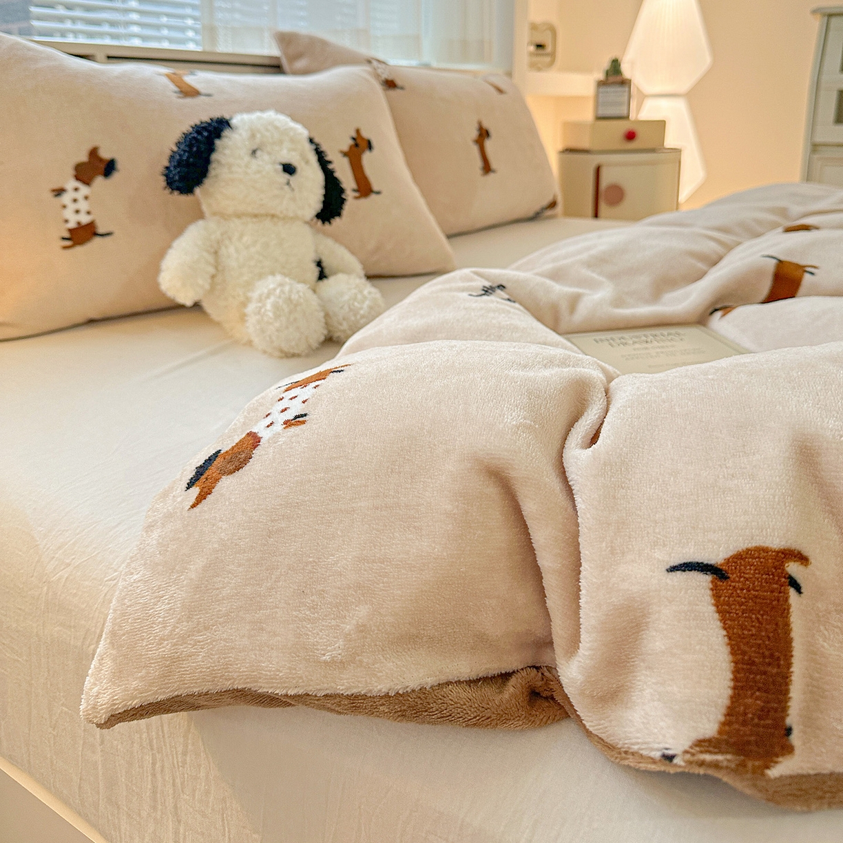 91家纺网 家纺一手货源 找家纺 名品家纺 2025新款保暖牛奶绒单被套 经典腊肠狗