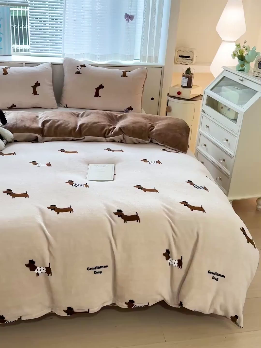 91家纺网 家纺一手货源 找家纺 名品家纺 2025新款保暖牛奶绒单被套 经典腊肠狗