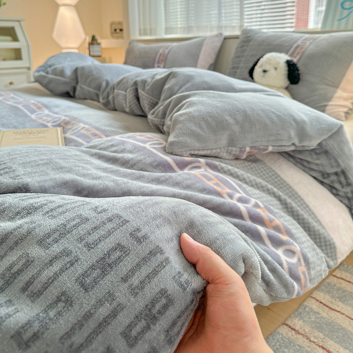 91家纺网 家纺一手货源 找家纺 名品家纺 2025新款保暖牛奶绒单被套 罗拉