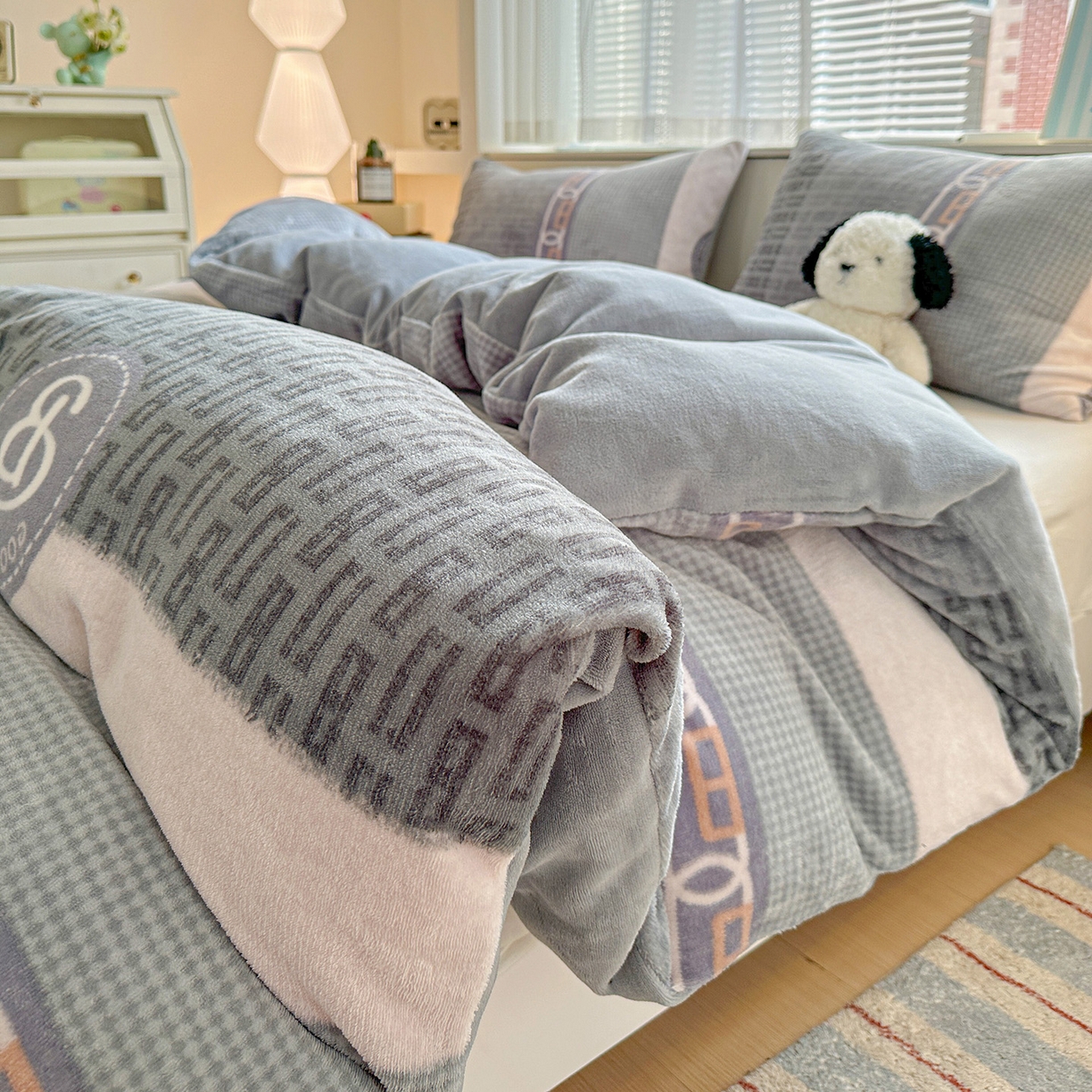 91家纺网 家纺一手货源 找家纺 名品家纺 2025新款保暖牛奶绒单被套 罗拉