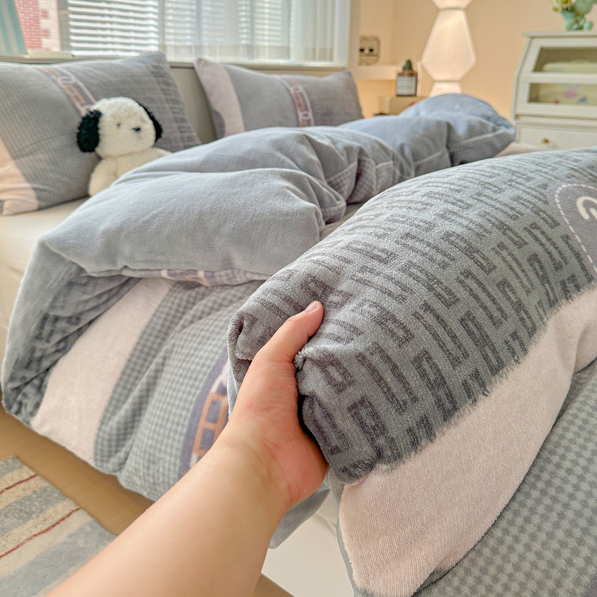 91家纺网 家纺一手货源 找家纺 名品家纺 2025新款保暖牛奶绒单被套 罗拉