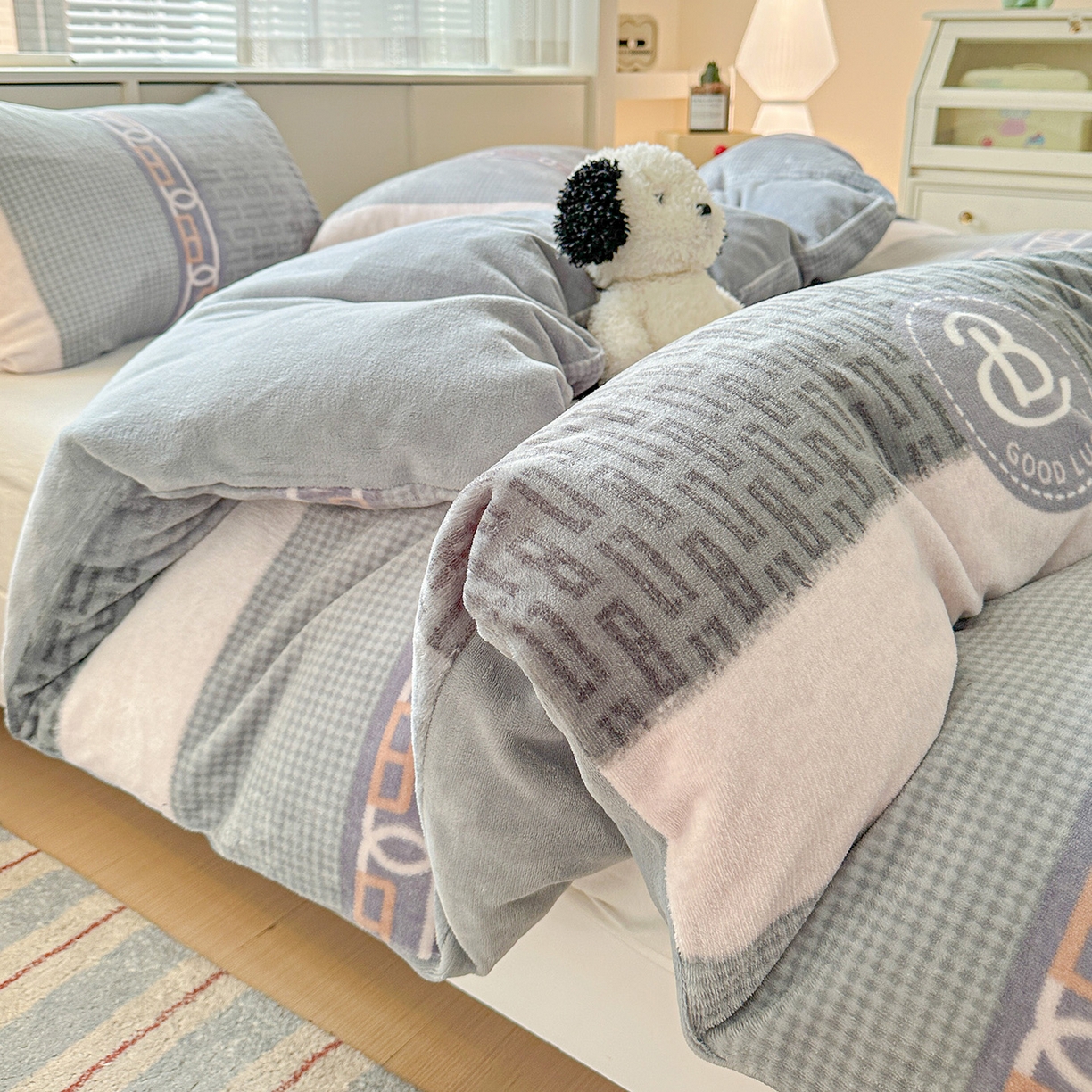 91家纺网 家纺一手货源 找家纺 名品家纺 2025新款保暖牛奶绒单被套 罗拉