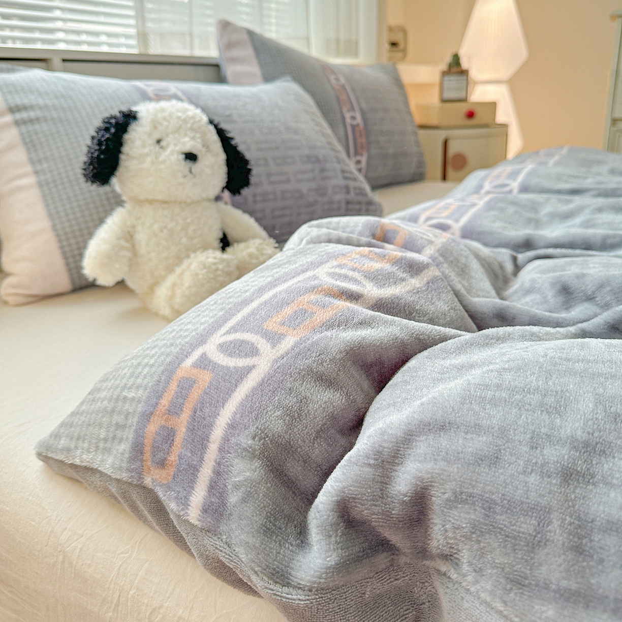 91家纺网 家纺一手货源 找家纺 名品家纺 2025新款保暖牛奶绒单被套 罗拉