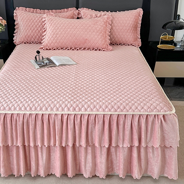 91家纺网 家纺一手货源 找家纺 （总）董韵家纺 2025新款牛奶绒刺绣夹棉床裙三件套系列（控价）