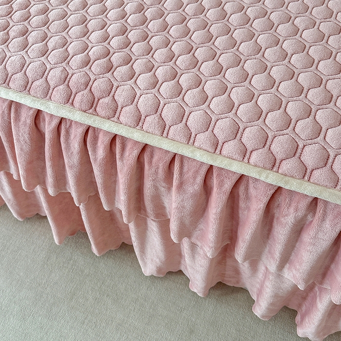 91家纺网 家纺一手货源 找家纺 （总）董韵家纺 2025新款牛奶绒刺绣夹棉床裙三件套系列（控价）