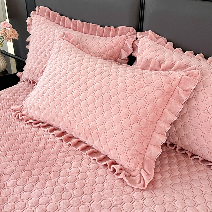 91家纺网 家纺一手货源 找家纺 （总）董韵家纺 2025新款牛奶绒刺绣夹棉床裙三件套系列（控价）