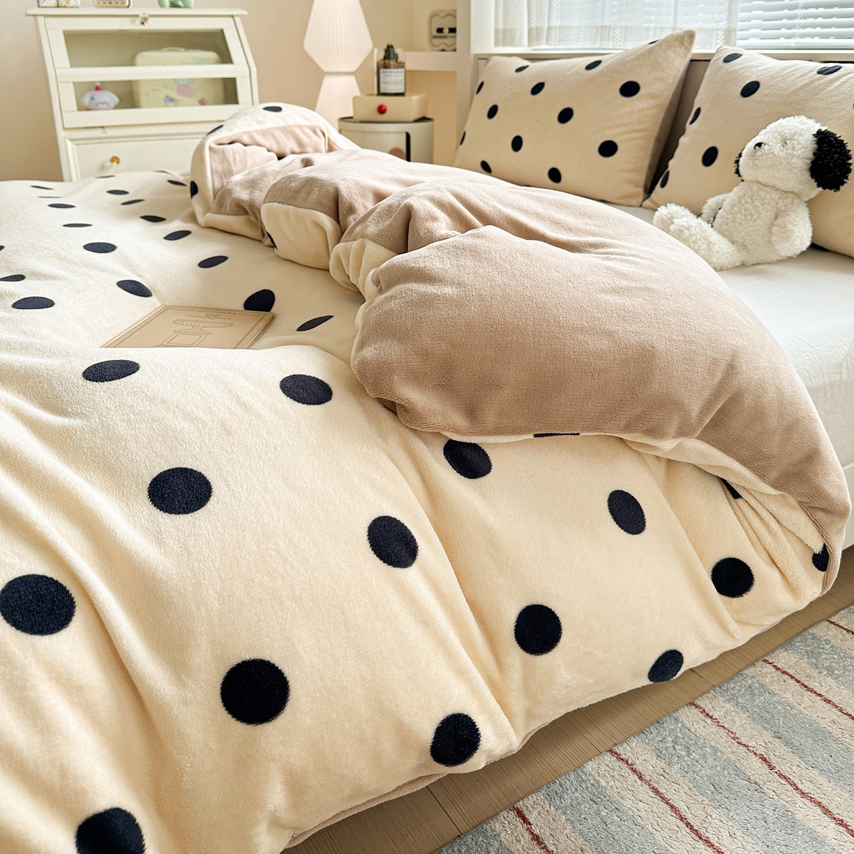 91家纺网 家纺一手货源 找家纺 名品家纺 2025新款保暖牛奶绒单被套 奶油波点