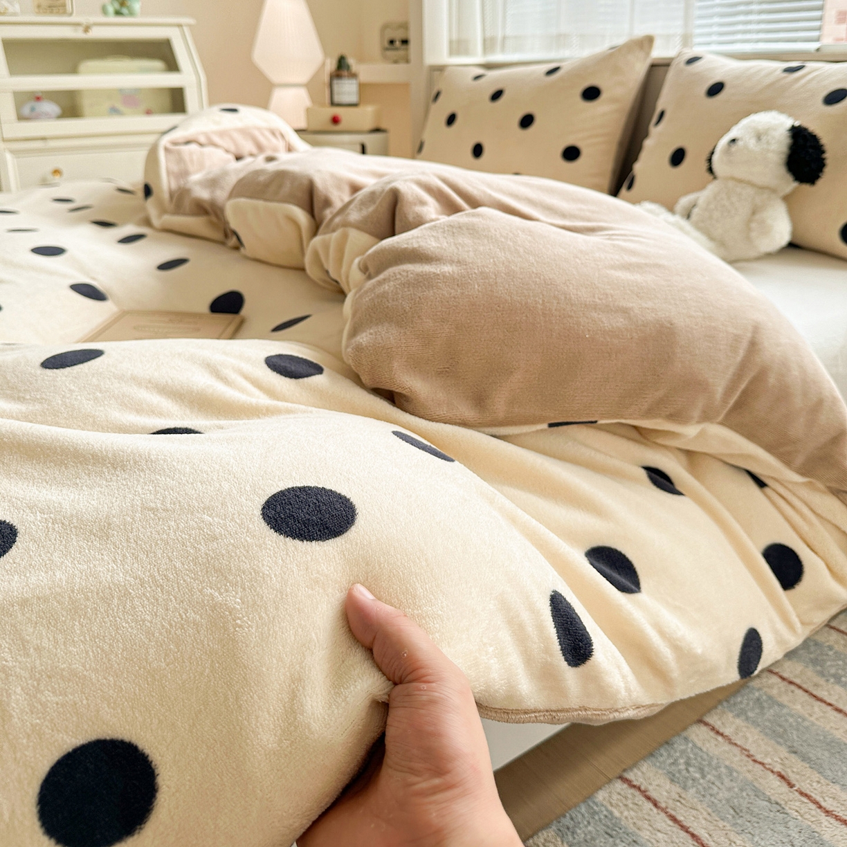 91家纺网 家纺一手货源 找家纺 名品家纺 2025新款保暖牛奶绒单被套 奶油波点